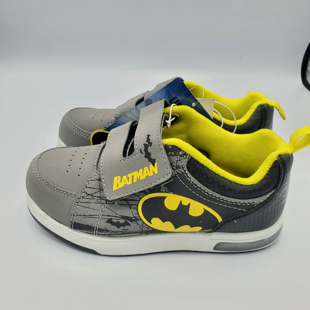 Batman Boys Black/Yellow/Silver Light Up Shoes 13 - Picture 3 of 9